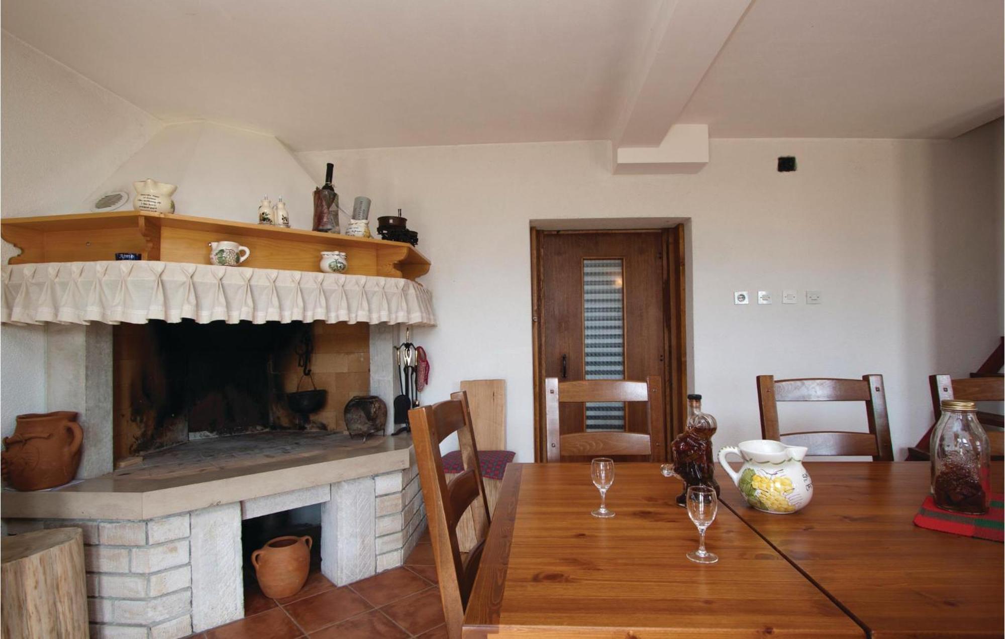 2 Bedroom Awesome Apartment In Barban 外观 照片